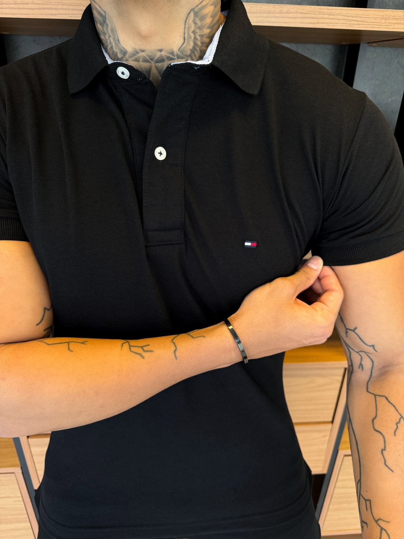 Polo Tommy H. Masculina Clássica 1985 Preta